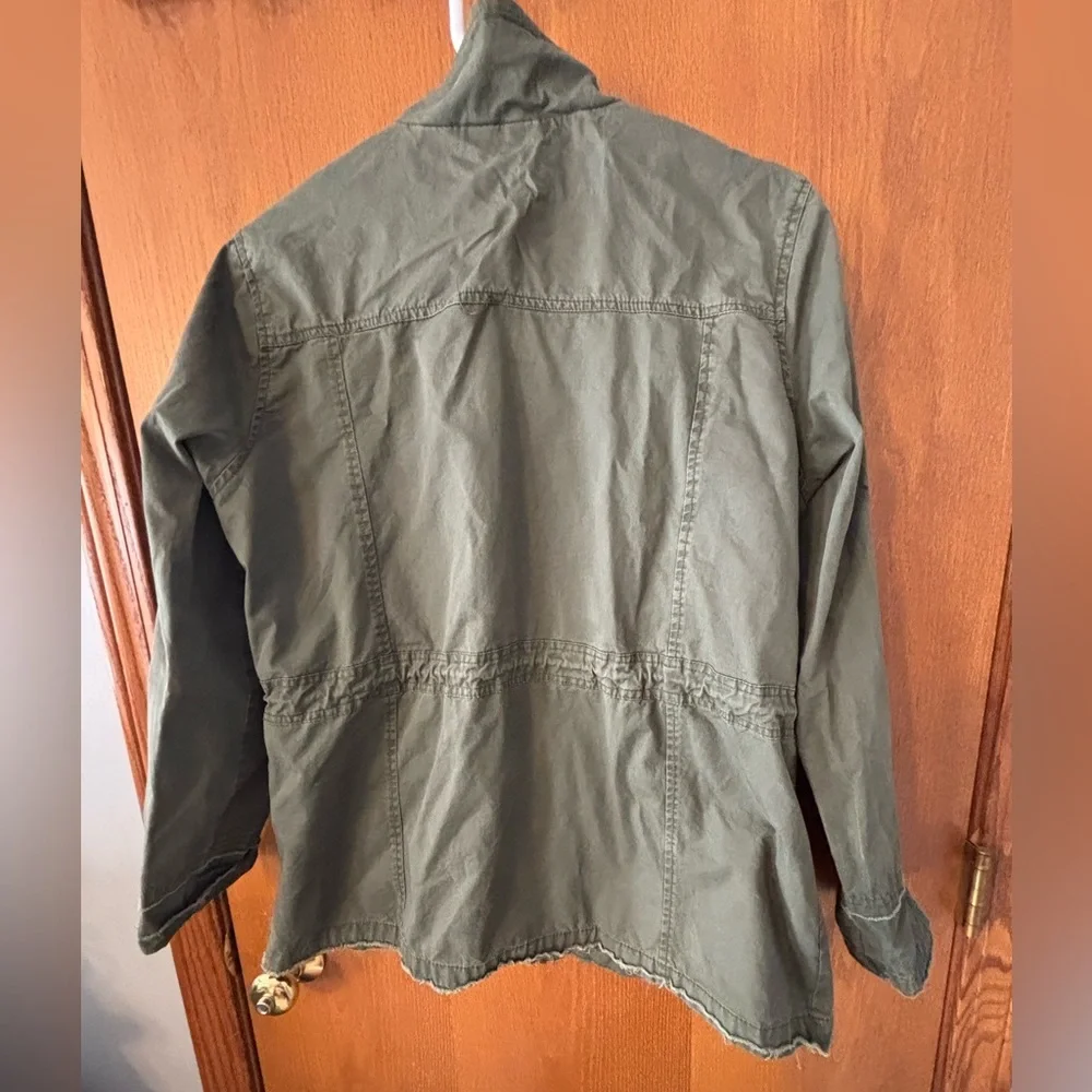 CHARLOTTE RUSSE women's army green jacket‎ Full zip w/snaps Large Raw Hem